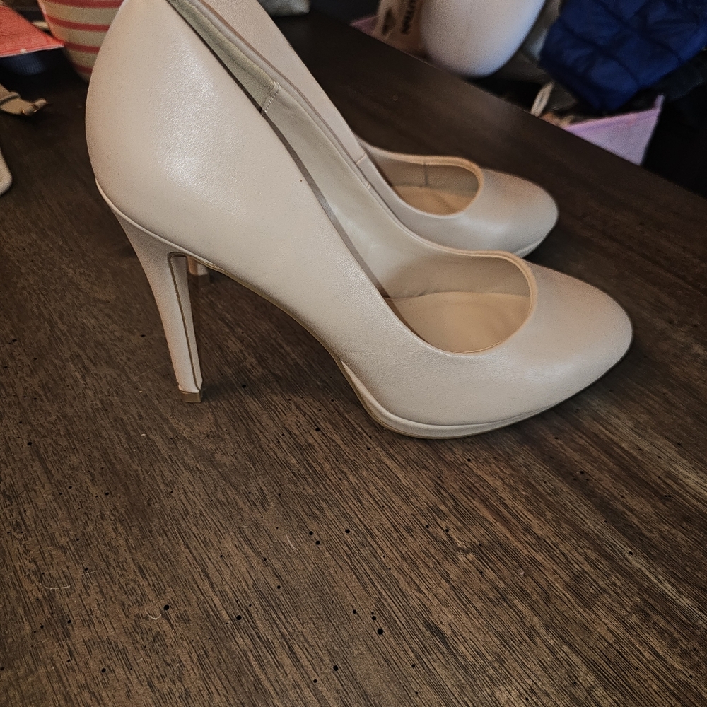 3/20.00. Le Chateau Shoes